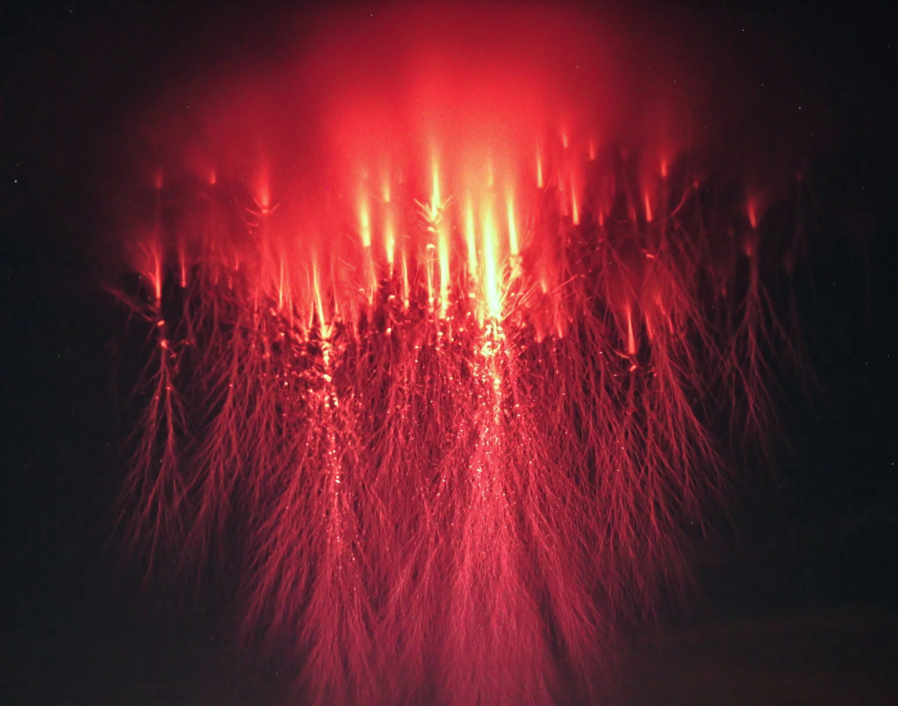 옛날 사람들이 봤으면 기절 할 붉은 번개.jpg