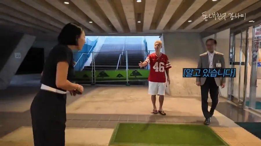 ???:수리중인 링크장에 들어와서 촬영하겠다고? 거절해