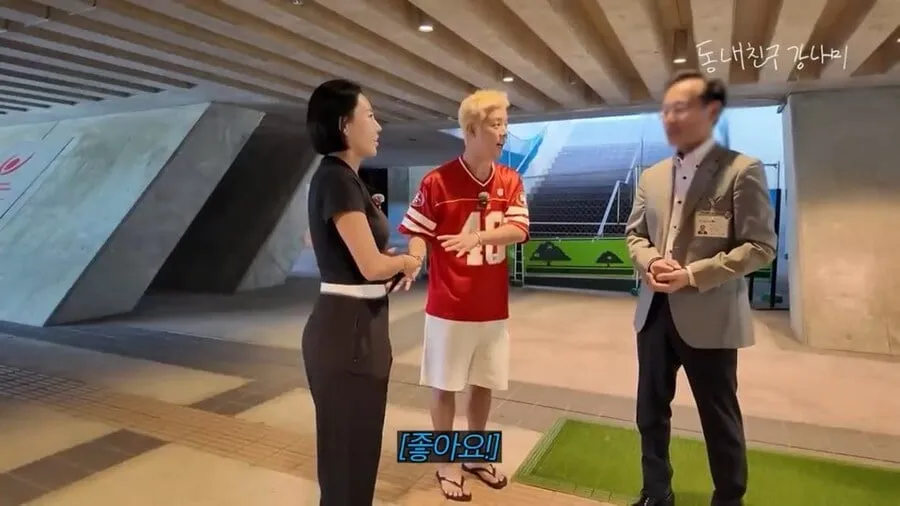 ???:수리중인 링크장에 들어와서 촬영하겠다고? 거절해