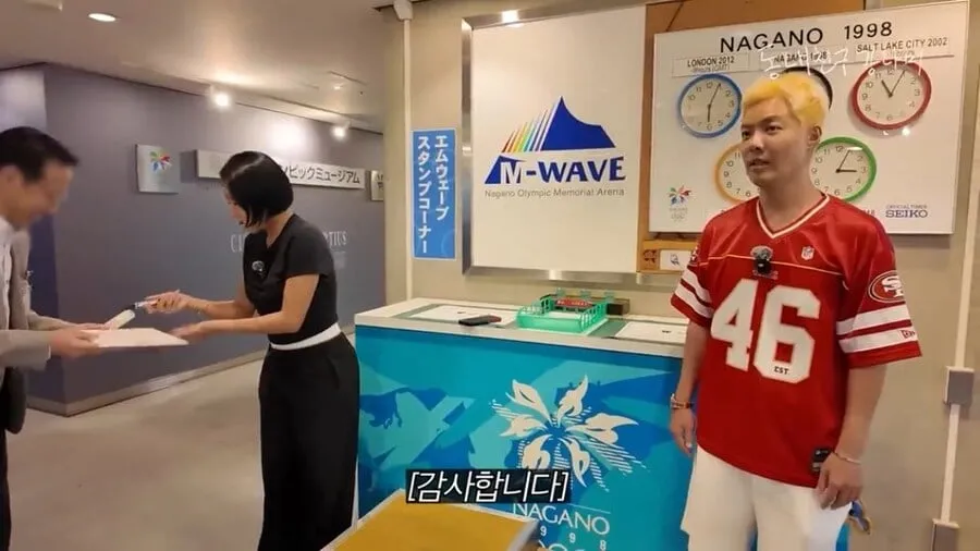 ???:수리중인 링크장에 들어와서 촬영하겠다고? 거절해