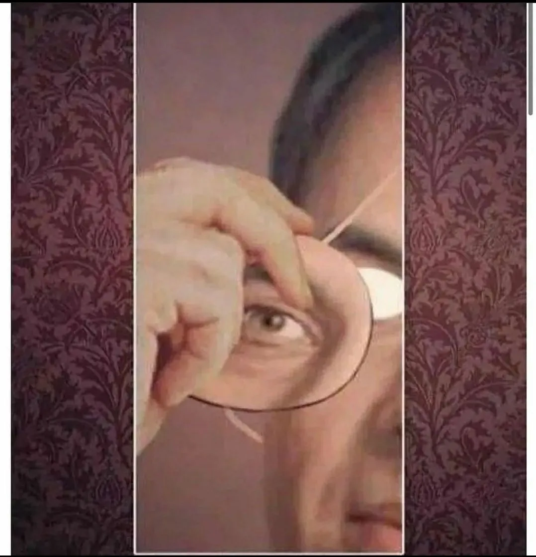 사실 전 안대를 하고 있어요.