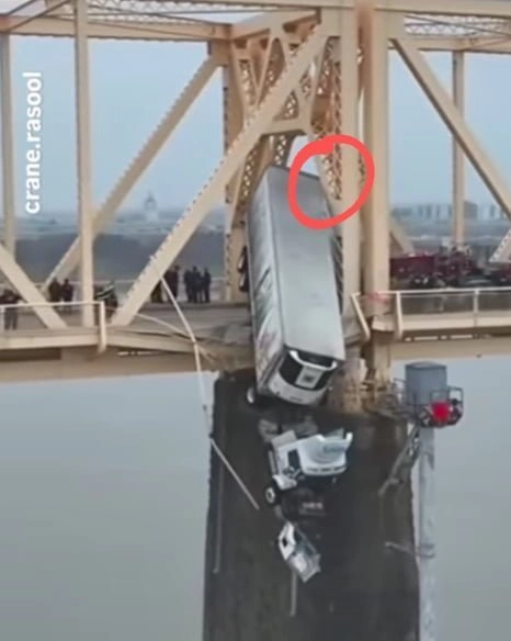 다리 위 중침 사고로 죽을뻔한 트럭 운전사