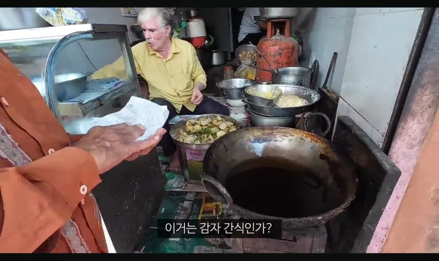 여행 유튜버 누나의 인도 길거리 음식 체험