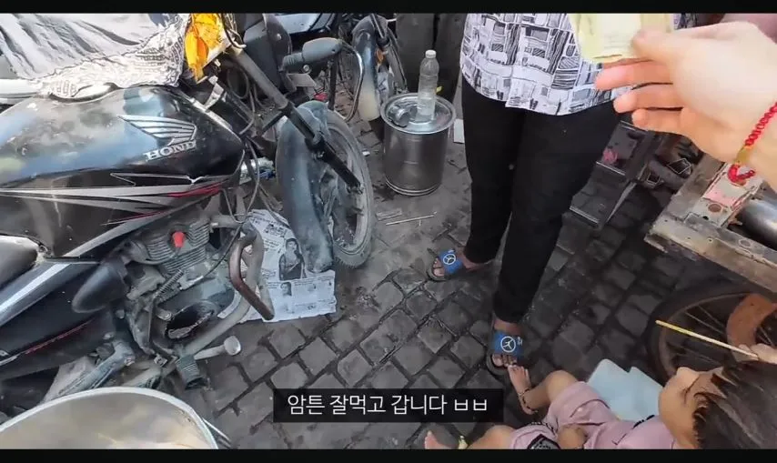 여행 유튜버 누나의 인도 길거리 음식 체험