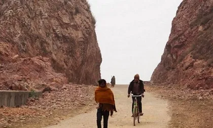 아내의 죽음 뒤, 22년간 산을 깎아 길을 만든 남자