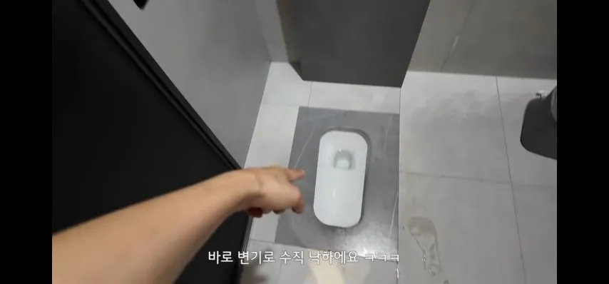 많이 신기한 중국 상하이 숙박시설 화장실 변기 위치