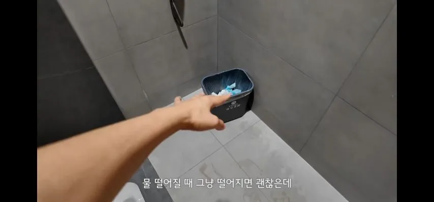 많이 신기한 중국 상하이 숙박시설 화장실 변기 위치