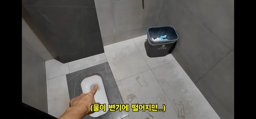 많이 신기한 중국 상하이 숙박시설 화장실 변기 위치