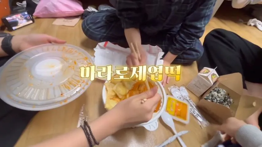 여고생 기숙사에서 엽떡 몰래 먹다가 노크 소리 똑똑똑