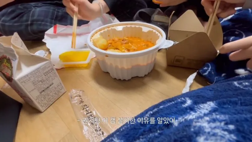 여고생 기숙사에서 엽떡 몰래 먹다가 노크 소리 똑똑똑