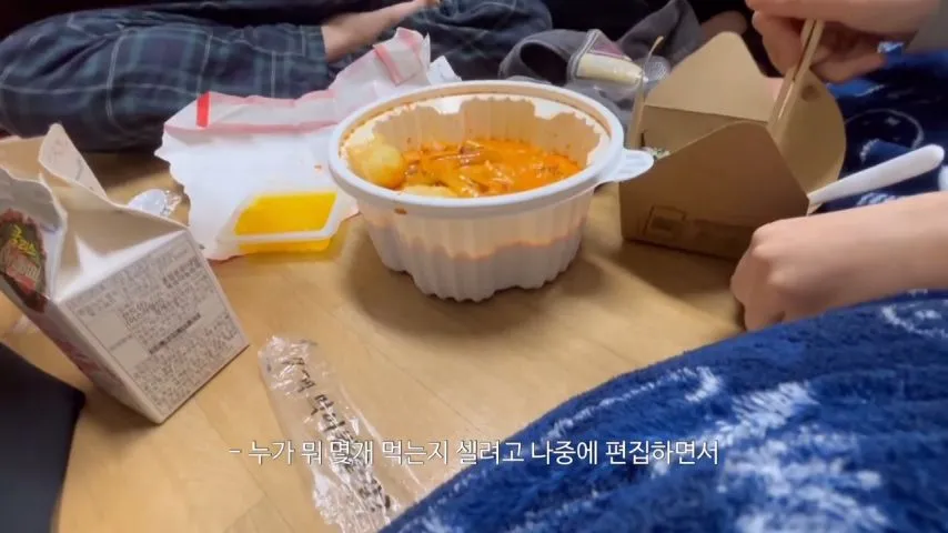 여고생 기숙사에서 엽떡 몰래 먹다가 노크 소리 똑똑똑