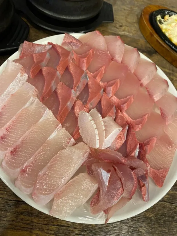 SNS 마케팅으로 유행된 생선회.jpg