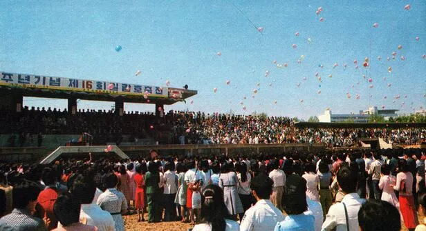 1970년대 대학교 축제 모습.jpg