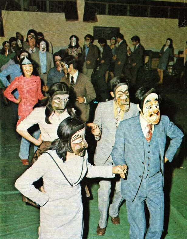 1970년대 대학교 축제 모습.jpg