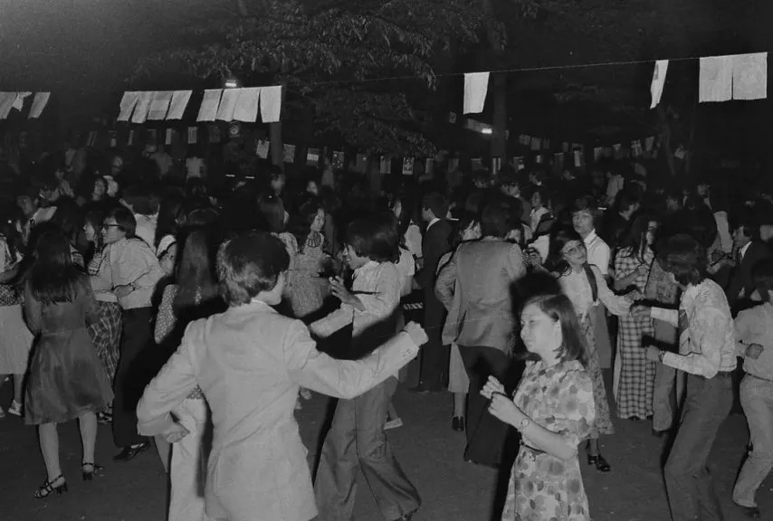 1970년대 대학교 축제 모습.jpg