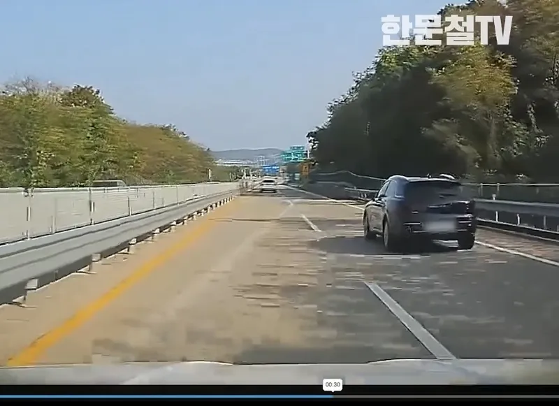 바닥에 남겨진 희미한 차선 때문에 일어난 사고.gif