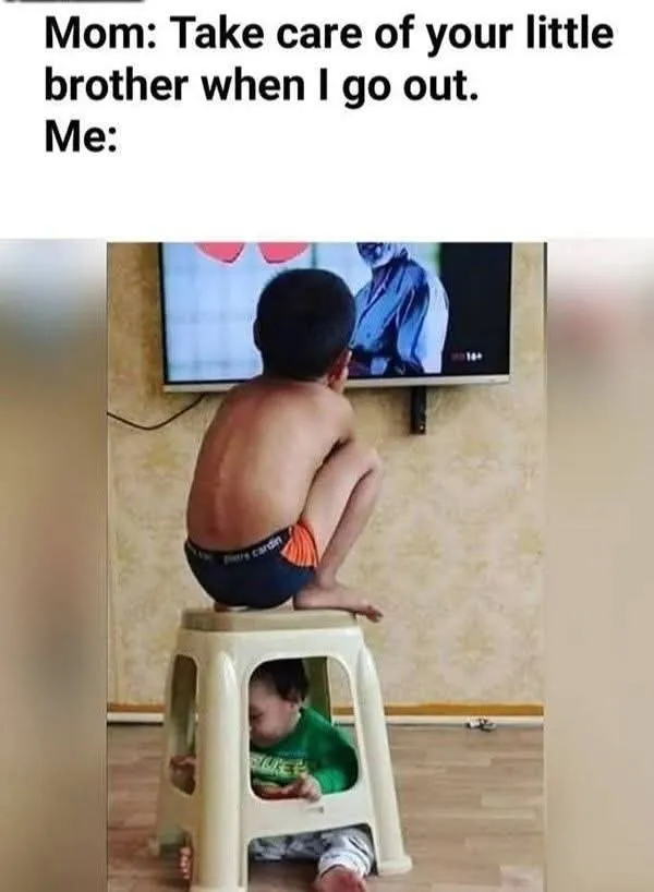 엄마 외출 중 동생 돌보는 형