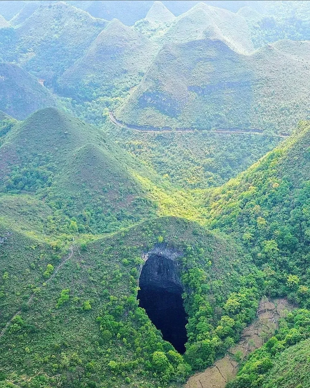 중국에서 발견 된 산 속의 거대 싱크홀