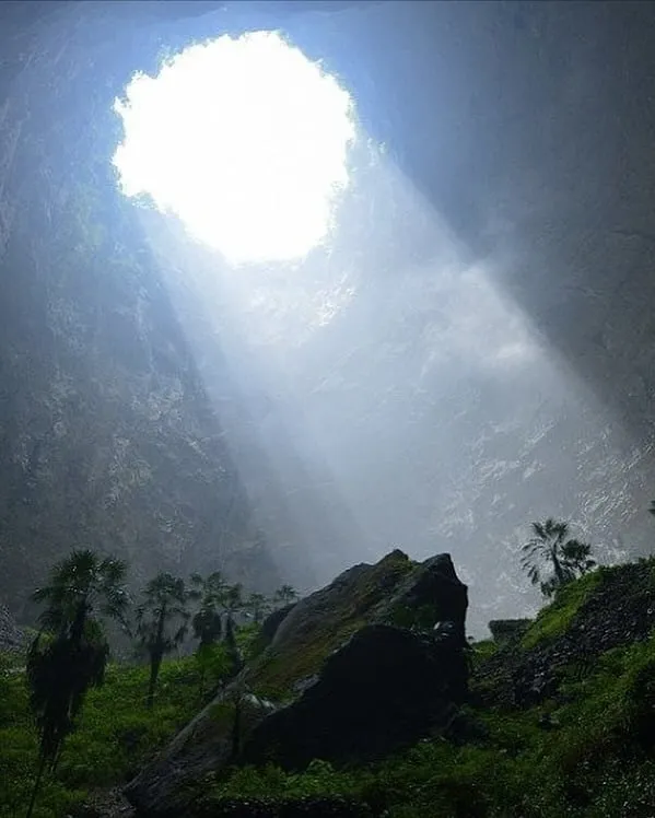 중국에서 발견 된 산 속의 거대 싱크홀