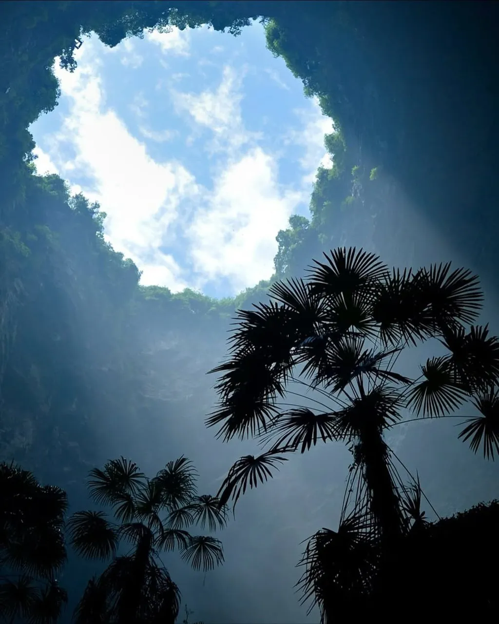 중국에서 발견 된 산 속의 거대 싱크홀