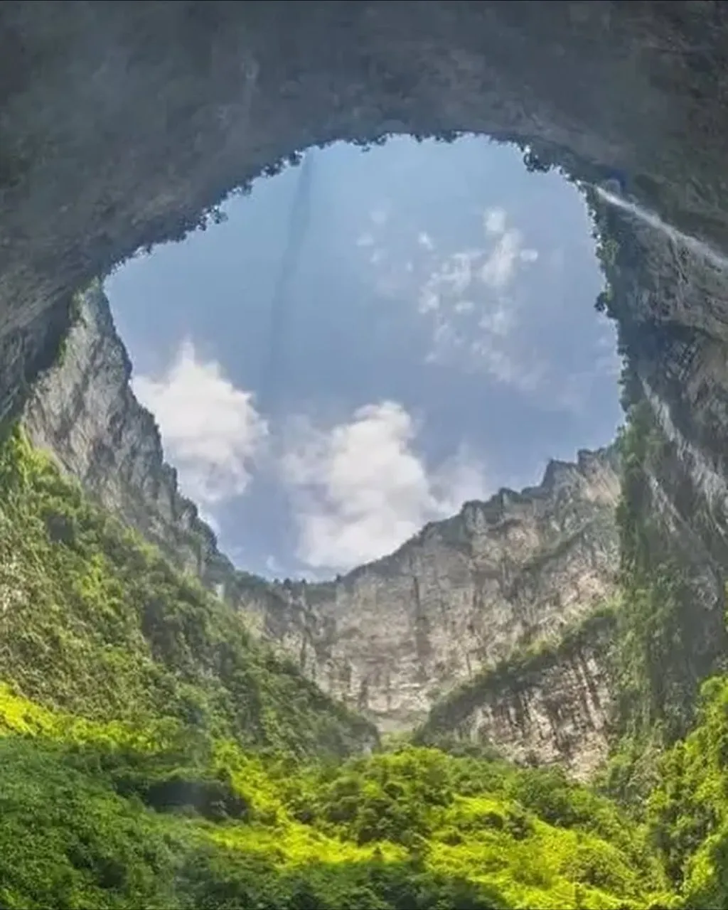 중국에서 발견 된 산 속의 거대 싱크홀