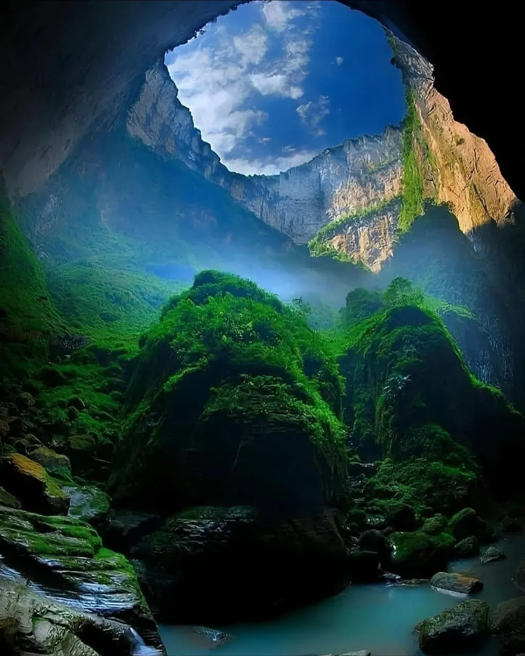 중국에서 발견 된 산 속의 거대 싱크홀