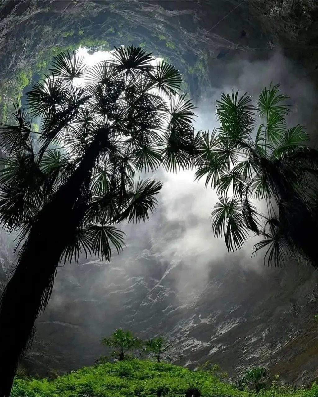 중국에서 발견 된 산 속의 거대 싱크홀