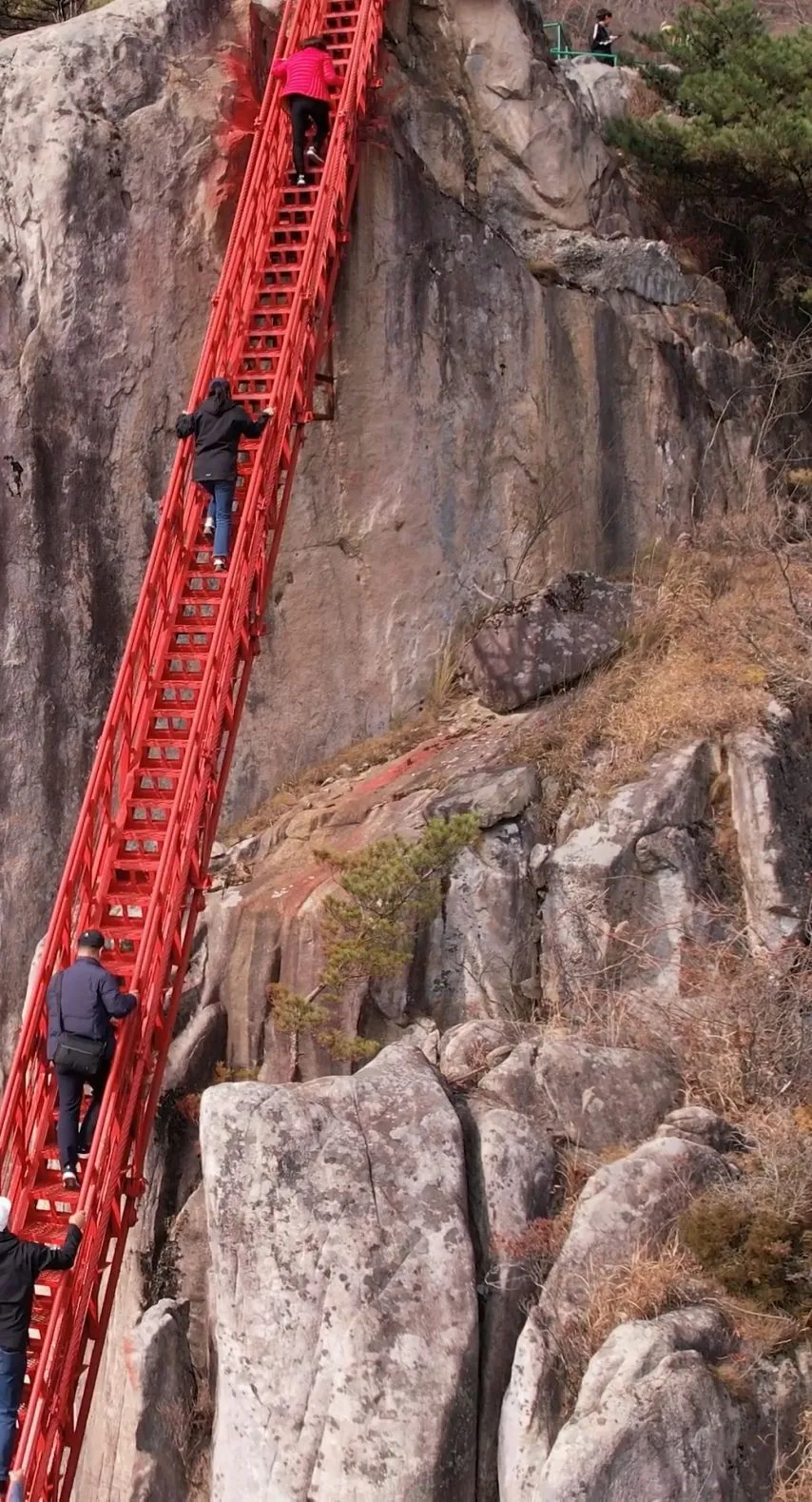 고소공포증 있는 사람은 힘들 수 있는 계단