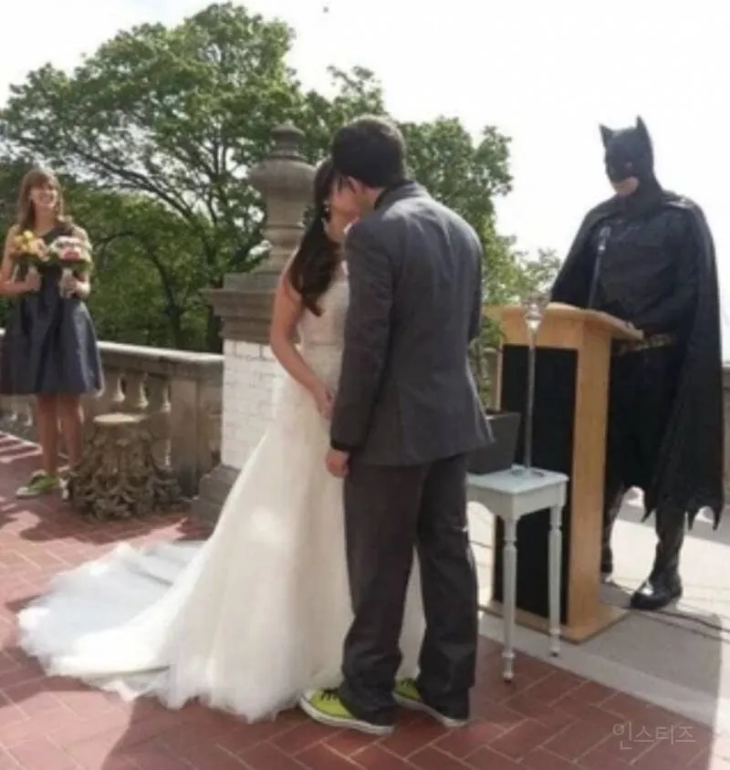 결혼식 형광색 신발 논란