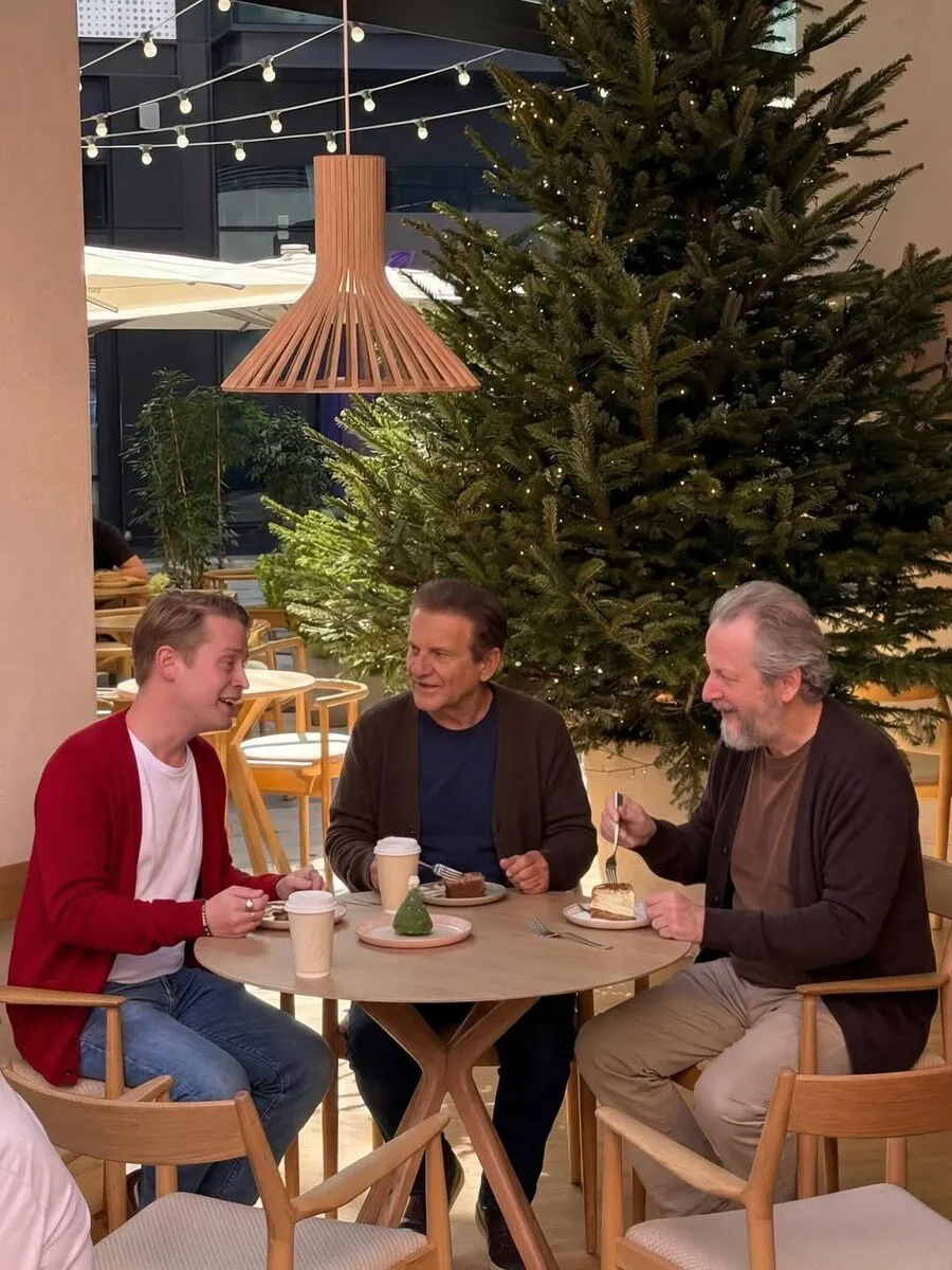 나홀로집에 도둑들과 재회한 맥컬리 컬킨