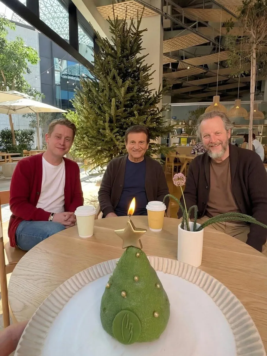 나홀로집에 도둑들과 재회한 맥컬리 컬킨