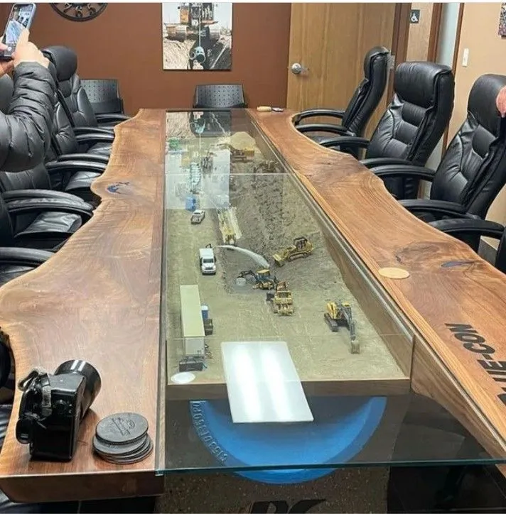 어느 건설사 사무실 책상