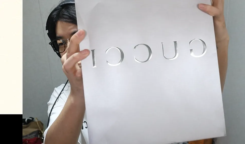 인방)팬에게 선물을 받은 스트리머