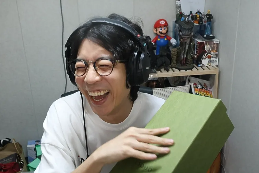 인방)팬에게 선물을 받은 스트리머