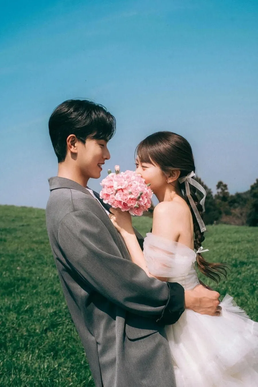 본인 여친과 친구의 결혼 컨셉 사진 찍은 작가.jpg