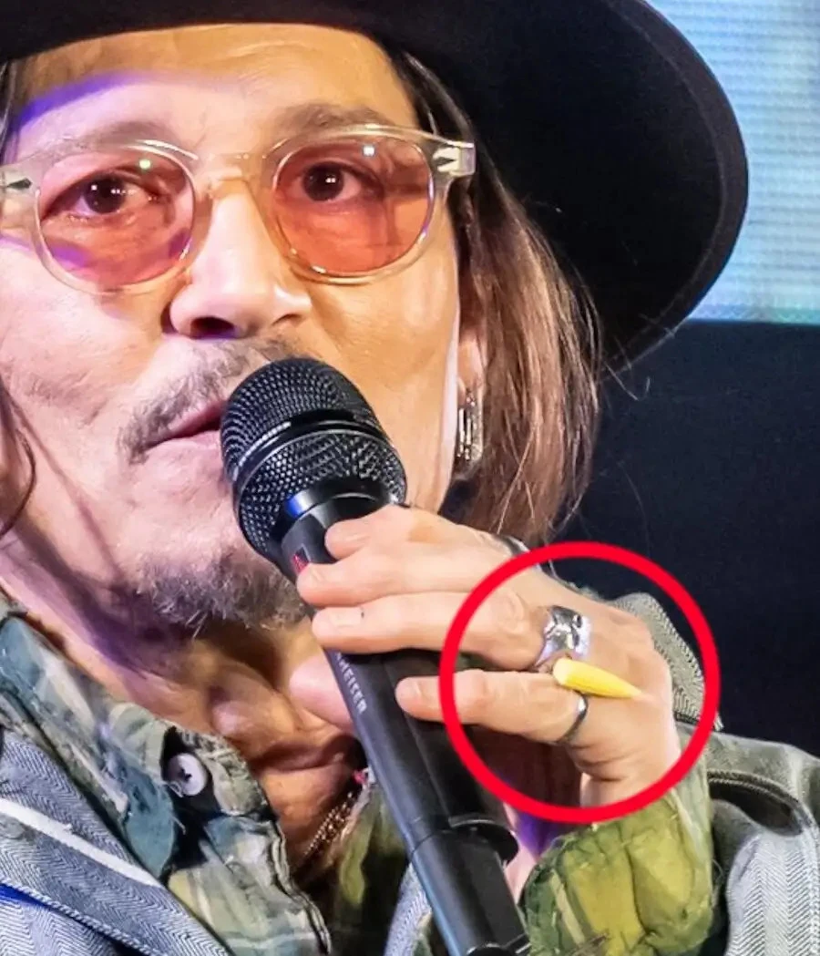 조니뎁이 일본 행사서 낀 이상한 반지의 정체