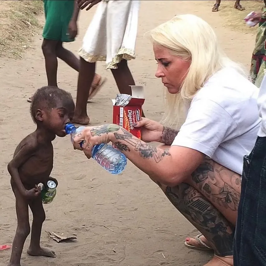 영국인에게 입양된 나이지리아 고아.jpg