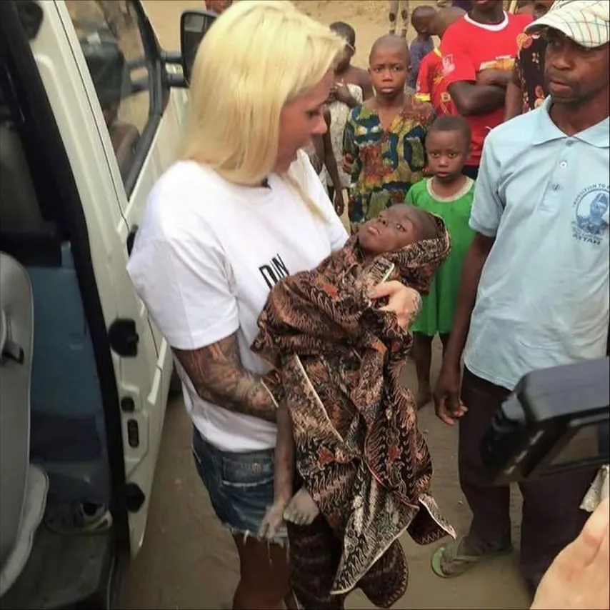 영국인에게 입양된 나이지리아 고아.jpg