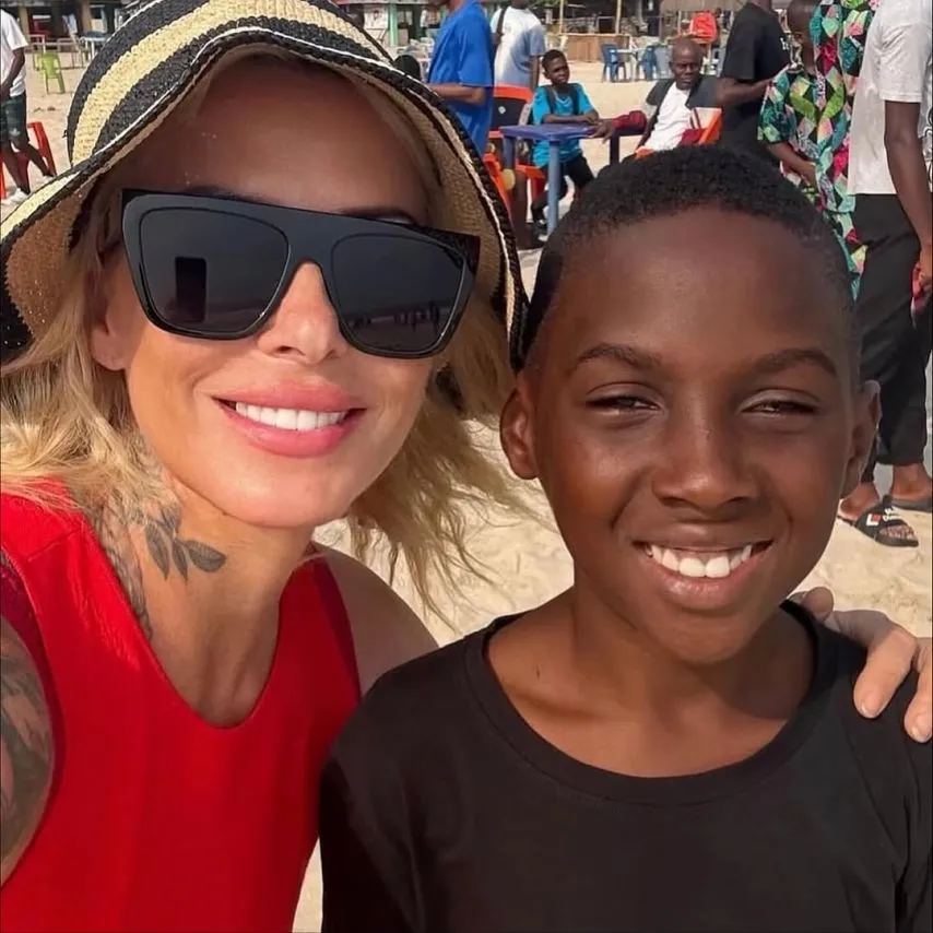 영국인에게 입양된 나이지리아 고아.jpg