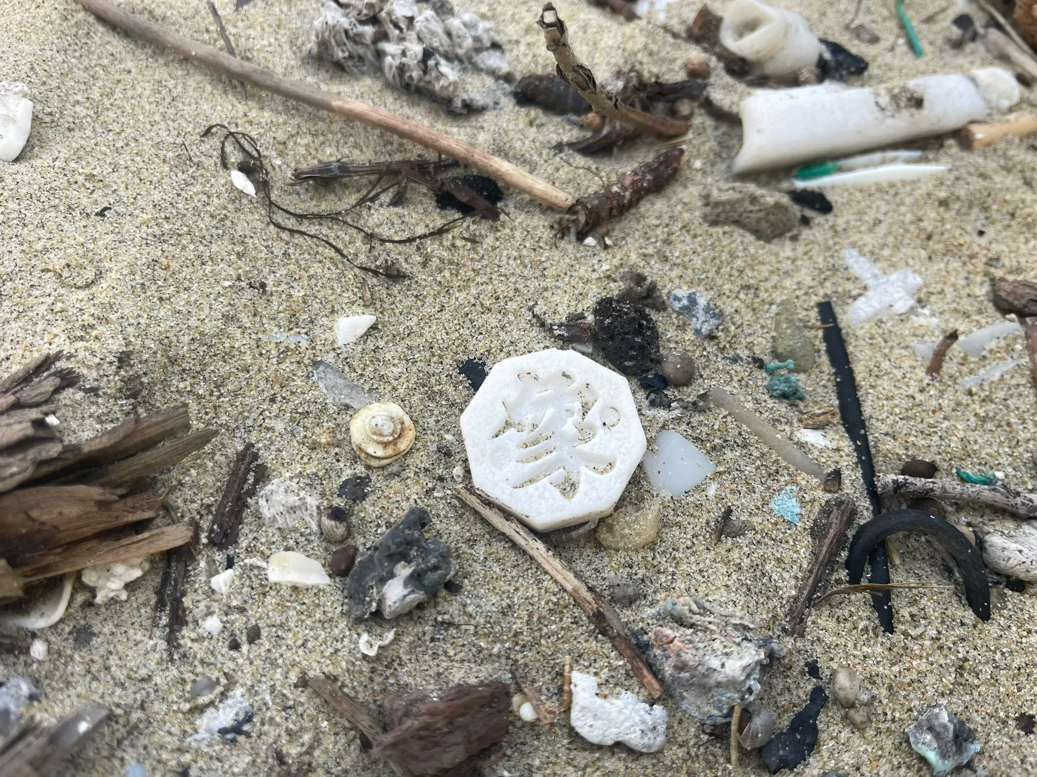 한국에서 떠내려간 장기말로 세트를 맞춘 일본인.