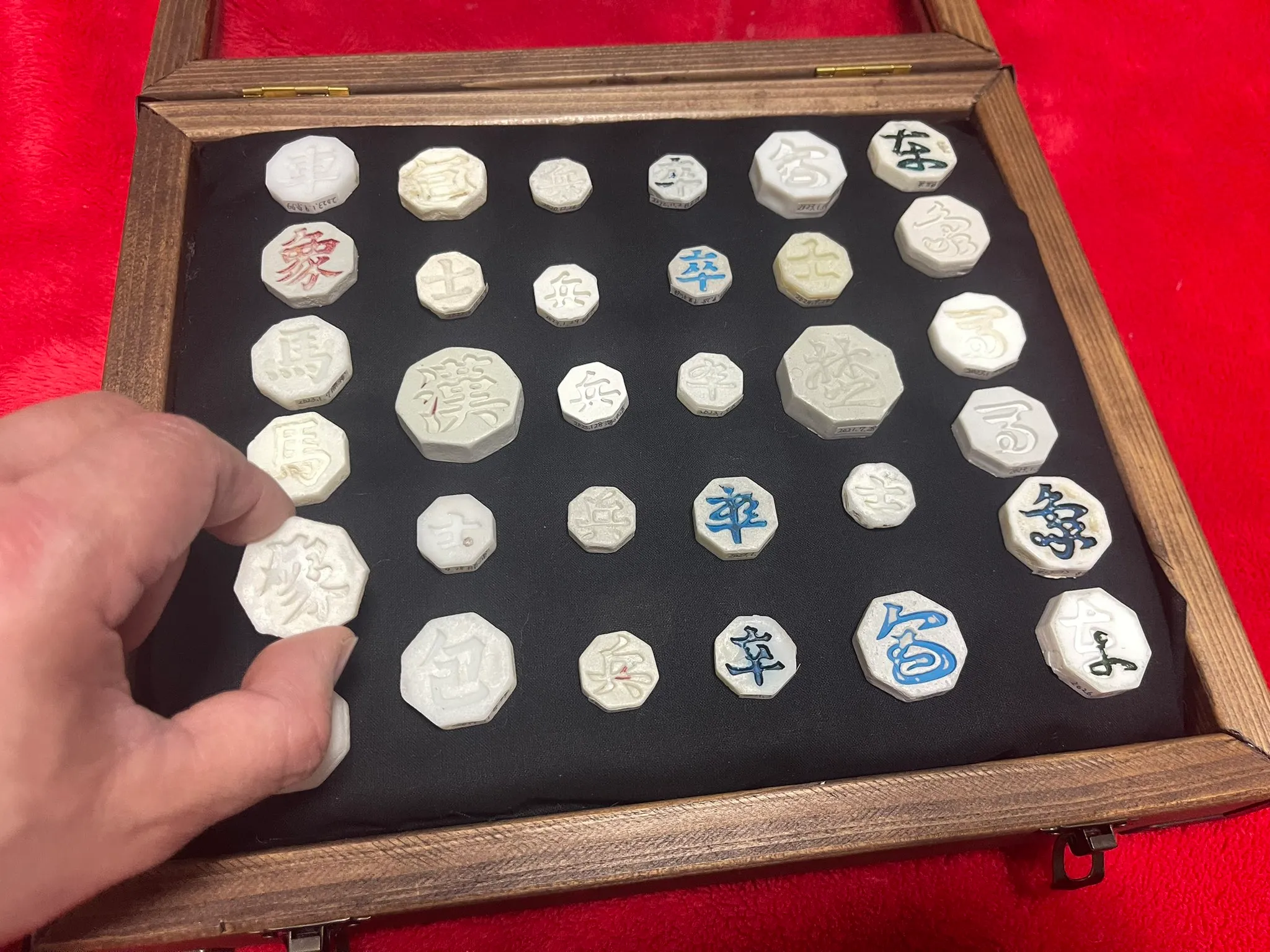 한국에서 떠내려간 장기말로 세트를 맞춘 일본인.