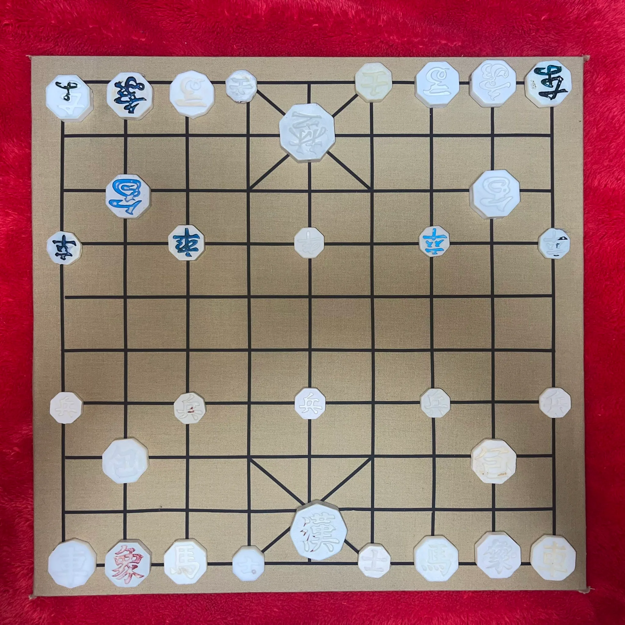 한국에서 떠내려간 장기말로 세트를 맞춘 일본인.