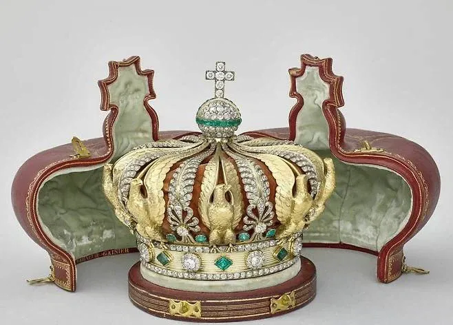 도난당했던 루브르 박물관 왕관 근황..jpg