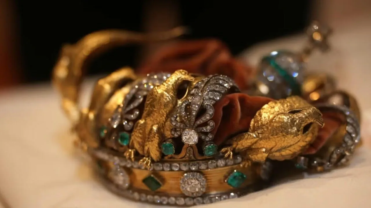 도난당했던 루브르 박물관 왕관 근황..jpg