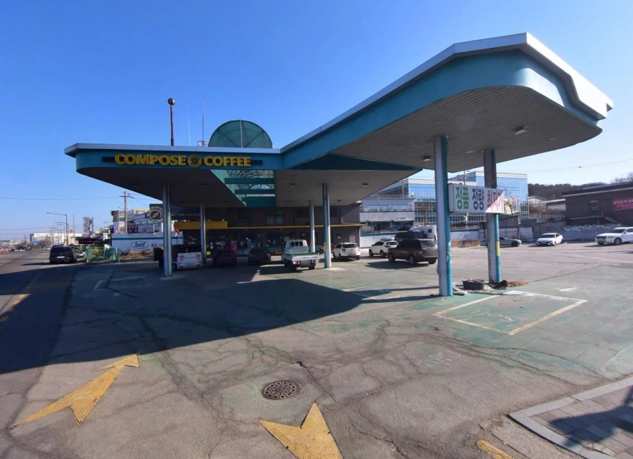 주유소를 개조해서 만든 카페.JPG