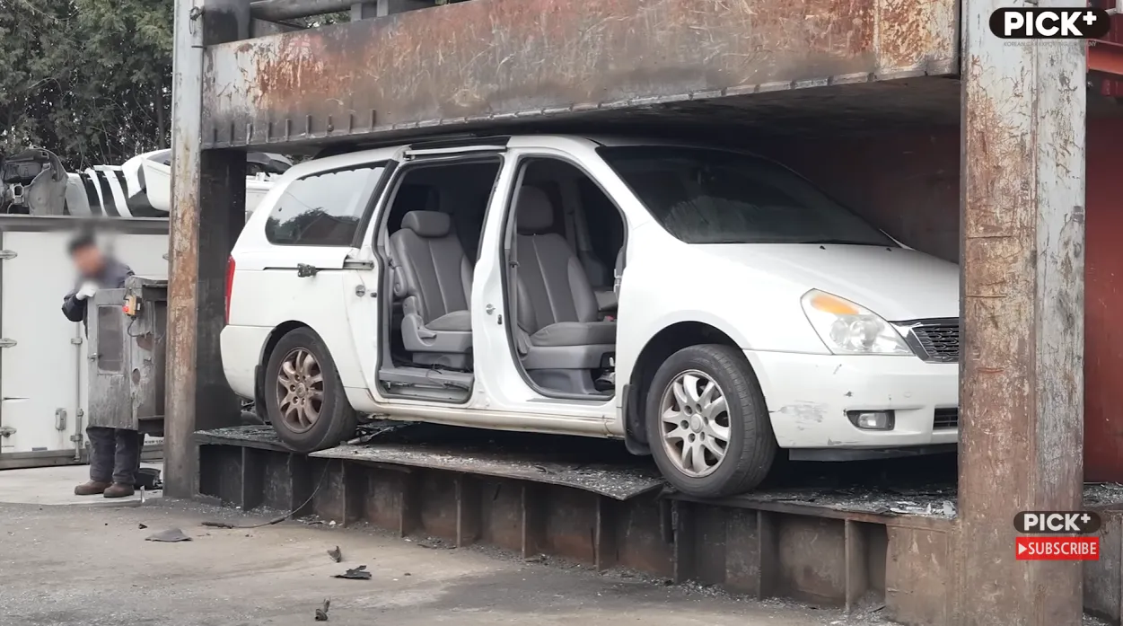 자동차로 미친짓하는 채널 근황.jpg