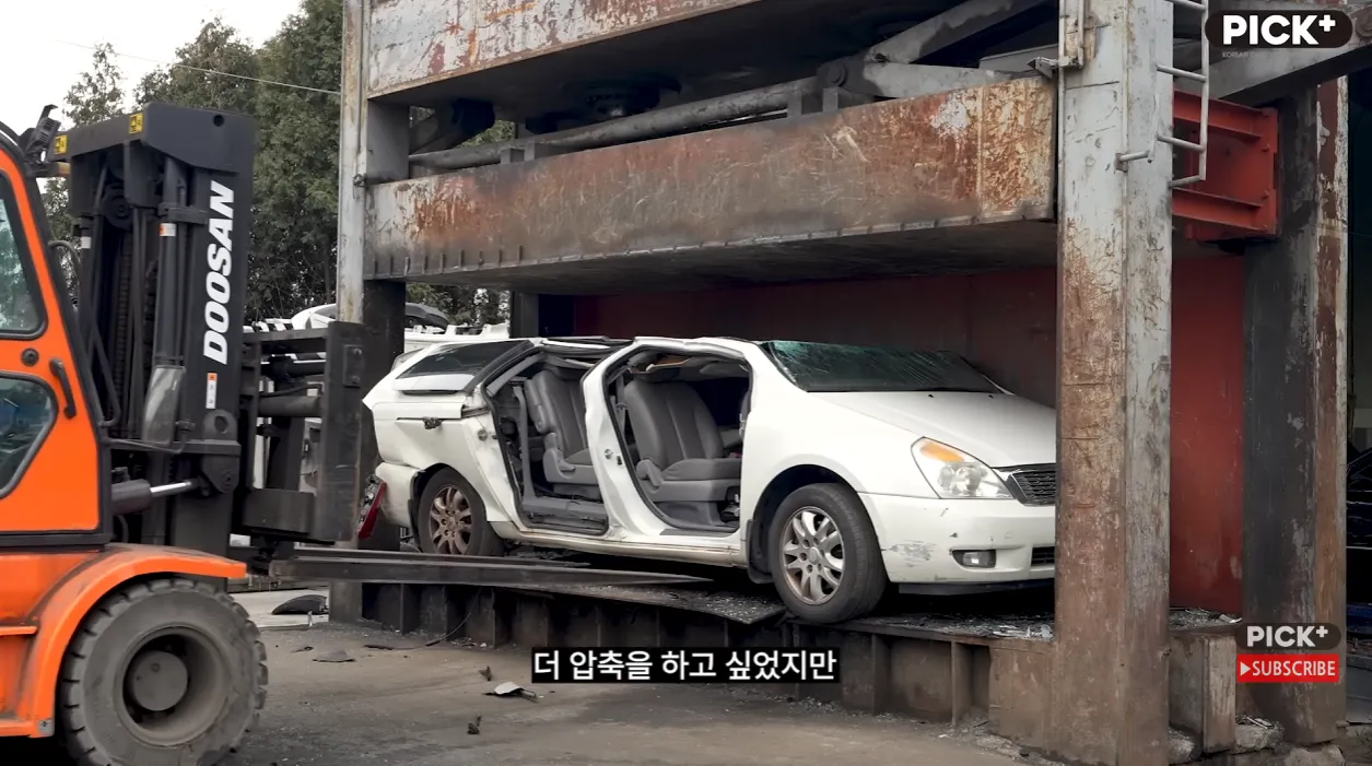 자동차로 미친짓하는 채널 근황.jpg