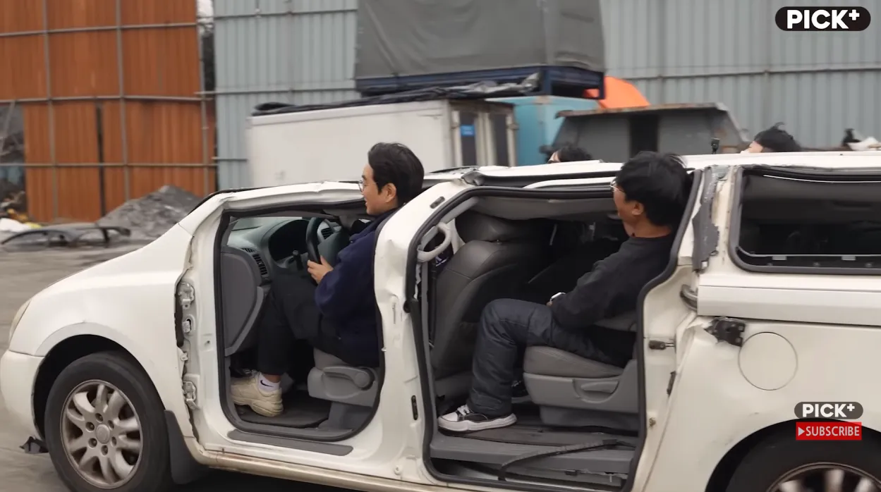 자동차로 미친짓하는 채널 근황.jpg