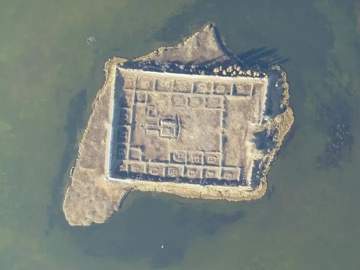 시베리아의 특이한 유적지, 포르 바진.jpg