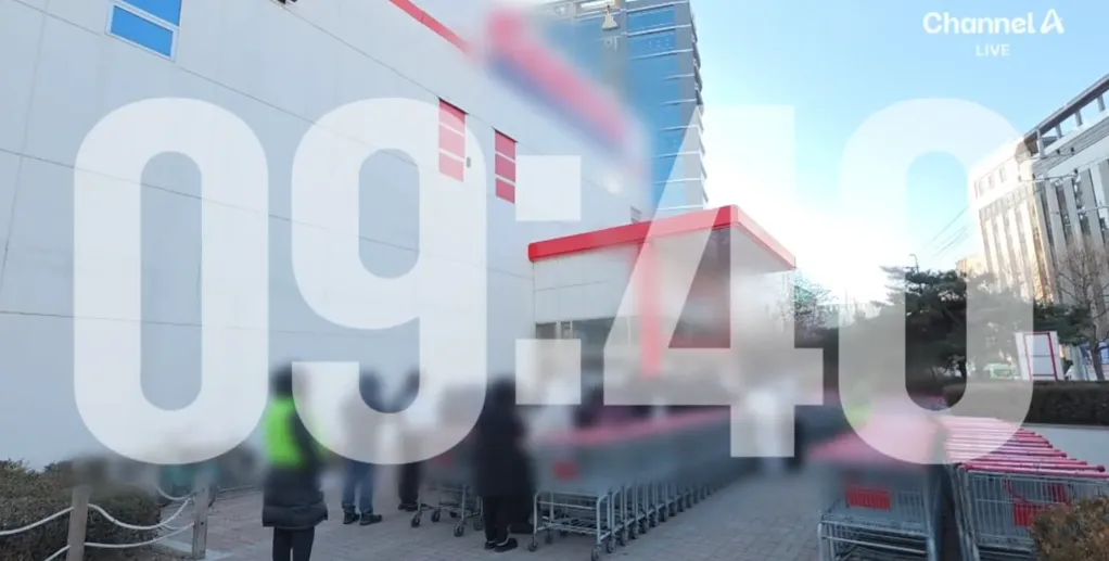 요즘 오픈 때마다 전쟁통이라는 코스트코.gif